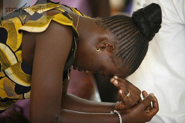 Frau beten Masse in Popenguine  Popenguine  Thies  Senegal  Westafrika  Afrika