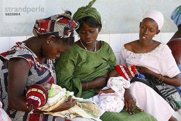 Mütter in eine Ambulanz  Garage-Bentenier  Thies  Senegal  Westafrika  Afrika