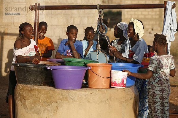 Frauen und Kinder auf gut  Mbour  Thies  Senegal  Westafrika  Afrika