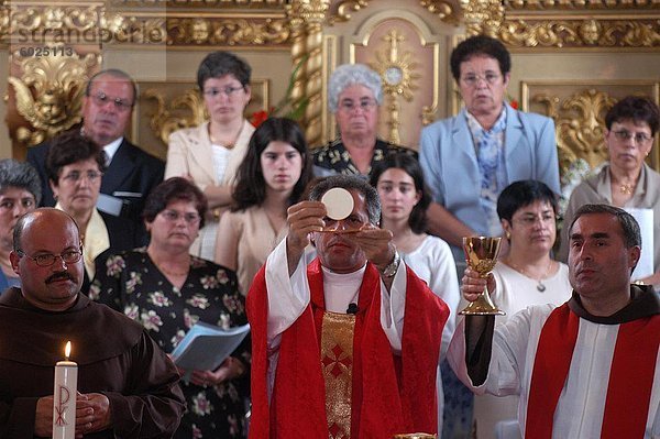 Römische katholische Messe während Espiritu Santo Festival in Vila Novo  Terceira  Vila Nova  Azoren  Portugal  Europa