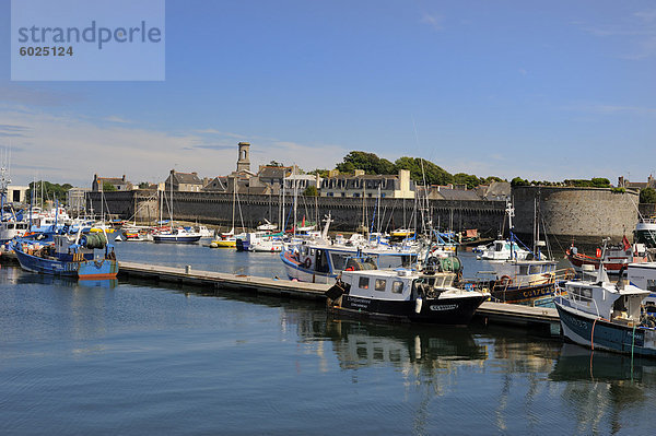 Alte Mauern umgebene Stadt gesehen aus dem Fischerhafen  Concarneau  Finistere  Bretagne  Frankreich  Europa