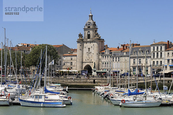 Der große Turm betrachtet aus in Vieux Port  La Rochelle  Charente-Maritime  Frankreich  Europa