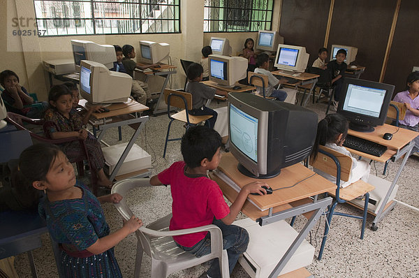 Arbeiten am PC bei Santa Catarina Palopo Grundschule  Lake Atitlan  Guatemala  Zentralamerika