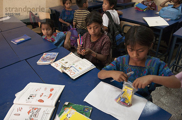 Schule von Santa Catarina Palopo  Lake Atitlan  Guatemala  Zentralamerika