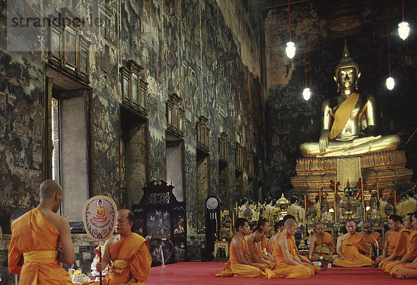 Monk-Ordinations-Zeremonie im Wat Suthat  Bangkok  Thailand  Südostasien  Asien