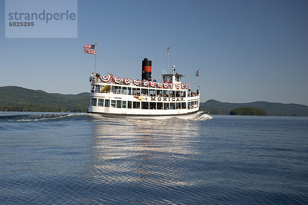 Die Mohikaner  eine Stadtbesichtigung Ausflugsboot Überschrift in Richtung Kuppel Insel am Lake George  Adirondack Mountains  New York State  Vereinigten Staaten von Amerika  Nordamerika