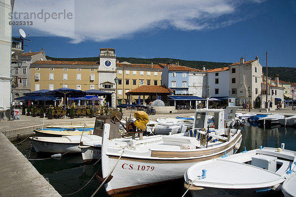 nahe Europa Stadt Boot Quadrat Quadrate quadratisch quadratisches quadratischer Insel Cres Adriatisches Meer Adria Kroatien alt