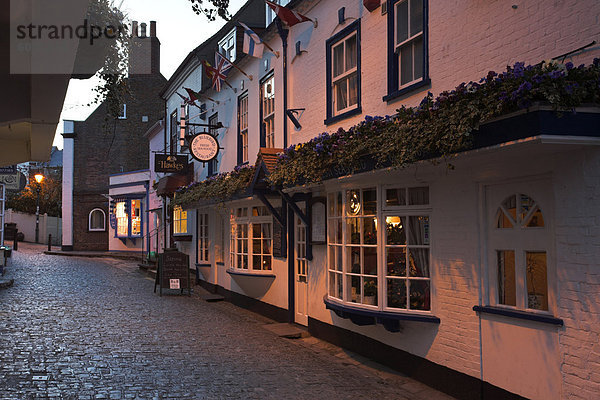 Straße mit Kopfsteinpflaster in Lymington  Hampshire  England  Vereinigtes Königreich  Europa