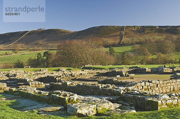 Hauptsitz Ergebnis Innenhof und Brunnen  römische Siedlung und Festung in Vindolanda  Roman Wall Süd  UNESCO Weltkulturerbe  Northumbria  England  Vereinigtes Königreich  Europa