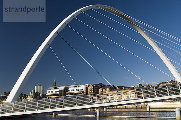 Gateshead Centenary Fußgängerbrücke in Newcastle Upon Tyne  Tyneside  England  Vereinigtes Königreich  Europa