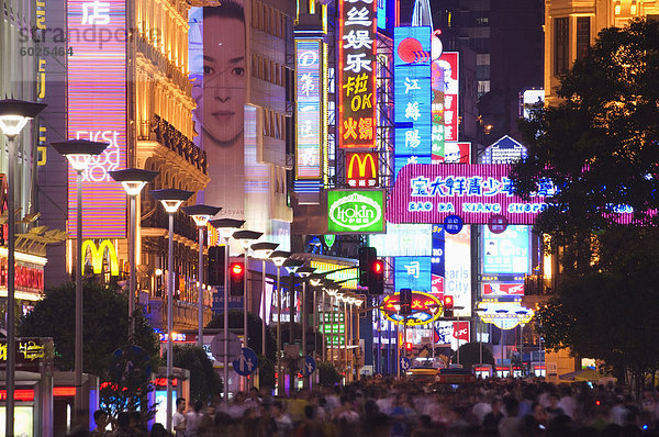 Nanjin Donglu Neon beleuchtet Einkaufs Bezirk  Shanghai  China  Asien