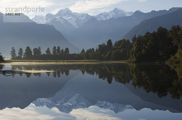 Lake Matheson reflektieren ein nahe perfektes Bild von Mount Tasman und Aoraki (Mount Cook)  3754m  Australasia höchster Berg  südlichen Alpen  Südinsel Neuseeland  Pazifik