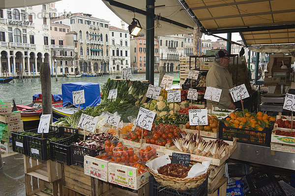 Obst und Gemüse Stand am Kanal Seite Markt  Venedig  Veneto  Italien  Europa