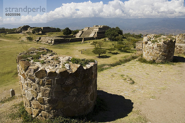 Suchen von Südwesten über die alten Zapoteken Stadt von Monte Alban  UNESCO-Weltkulturerbe  in der Nähe von Oaxaca City  Oaxaca  Mexiko  Nordamerika