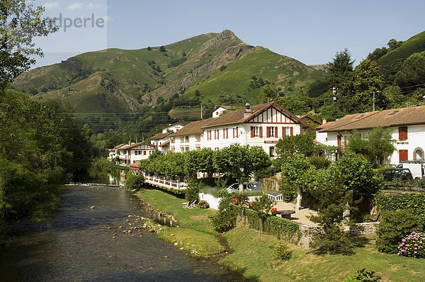 Hotel Arce auf dem Fluss Nive  St. Etienne de Baigorry  baskische Land  Pyrenees-Atlantiques  Aquitaine  Frankreich  Europa