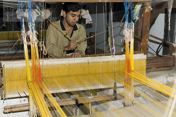 Ein Mann  Weben an einem der Genossenschaften in ein Gebiet  das bekannt ist für seine Saris  Maheshwar  Madhya Pradesh Zustand  Indien  Asien