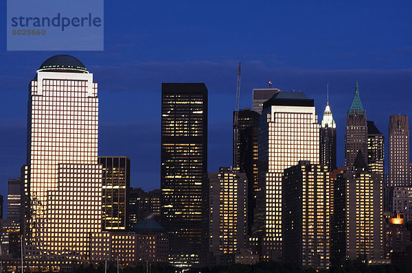 Untere Manhattan Skyline bei Sonnenuntergang über den Hudson River  New York City  New York  Vereinigte Staaten von Amerika  Nordamerika