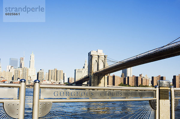 Brooklyn Bridge von Fulton Ferry Landing  Brooklyn  New York City  New York  Vereinigte Staaten von Amerika  Nordamerika