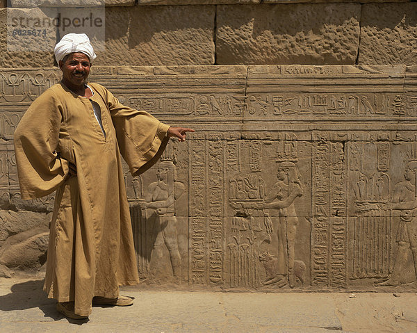 Tempel-Führer mit ein Detail der Befreiung schnitzen einschließlich Hieroglyphen  Kom Ombo  Ägypten  Nordafrika  Afrika