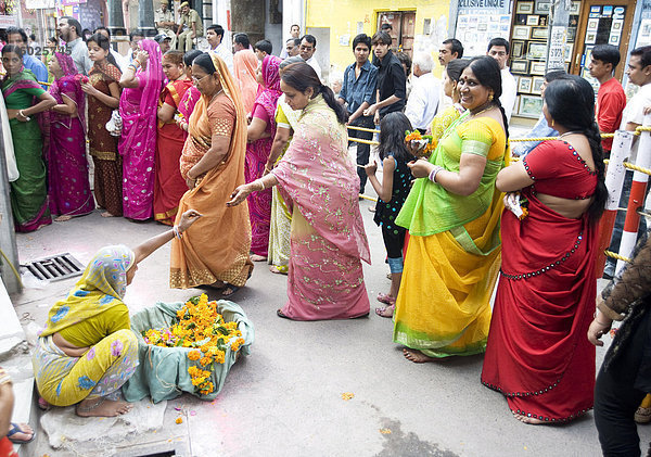 Frau kaufen Gott Reihe Feston Puja Opfergaben Asien Indien Rajasthan Udaipur