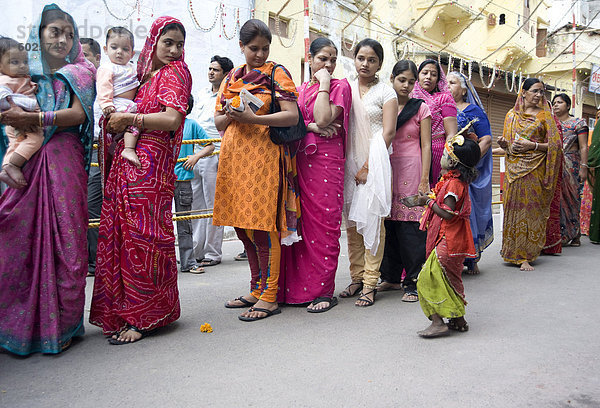 Frau nähern bitten Reihe Puja Asien betteln Indien Rajasthan Udaipur