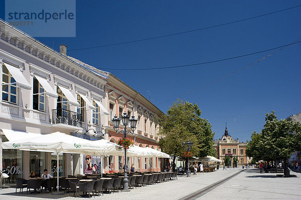 Restaurierten Gebäuden und Straßencafés in der alten Stadt Teil von Novi Sad  Serbien  Europa