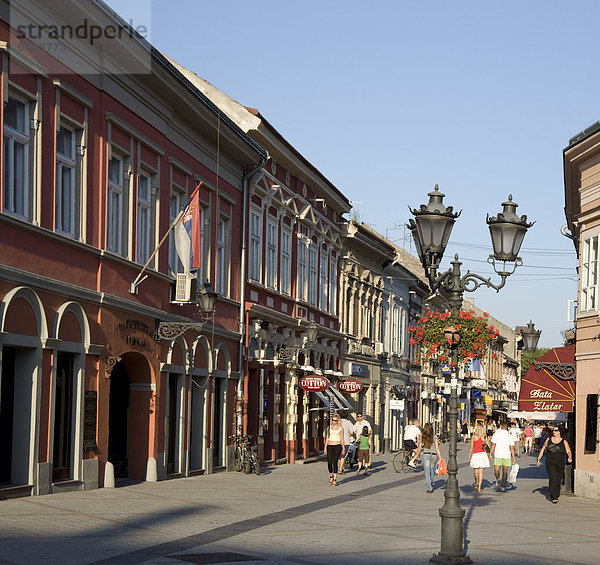 Dunavska Street  einer Fußgängerstraße Gegend in der Altstadt von Novi Sad  Serbien  Europa