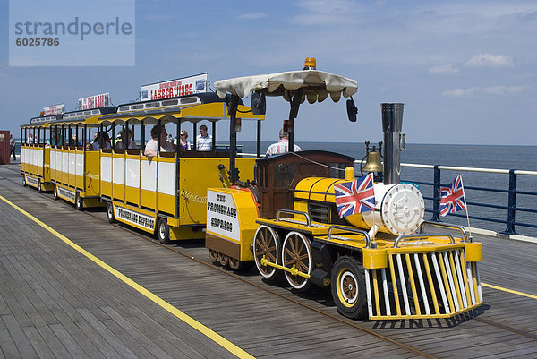 Die Promenade Schnellzug  der Neville  die entlang der Mole  Southport  Merseyside  England  Vereinigtes Königreich  Europa