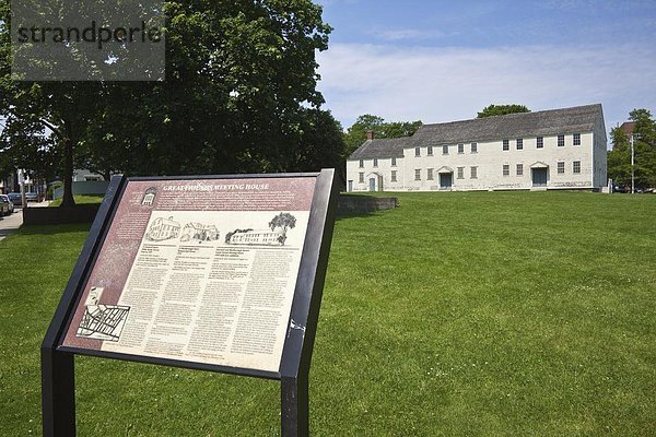 Melden Sie auf der Tour zu Fuß des Hügels historische bei The Great Friends Meeting House aus 1699  ein Quäker Gebäude im Ancilla englischen Volksmund Stil  älteste erhaltene Gotteshaus in der Stadt  auf Abschied und Marlborough Street im historischen Newport  Rhode Island  New England  Vereinigte Staaten von Amerika  Nordamerika