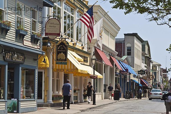 Intelligente Geschäfte und gepflasterten Fahrbahn auf beliebte Thames Street im historischen Newport  Rhode Island  New England  Vereinigte Staaten von Amerika  Nordamerika