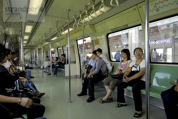 Passagiere auf ein mass Rapid Transit train in Singapur  Südostasien  Asien