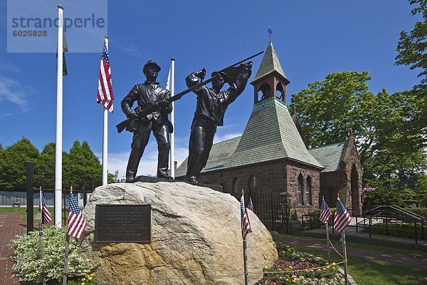 Soldaten und Matrosen Denkmal für die Gefallenen des amerikanischen Bürgerkriegs (1861-65) mit der Pfarrkirche Hall St. Michael Episkopalkirche darüber hinaus auf Hope Street  Bristol  Rhode Island  New England  Vereinigte Staaten von Amerika  Nordamerika