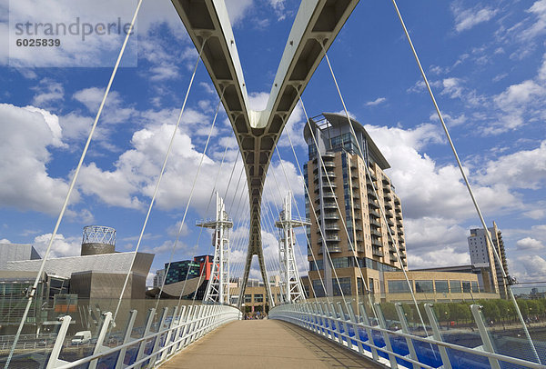 Moderne Architektur des neuen Wohnanlagen und das Lowry Centre Fron der Millennium Bridge  Salford Quays  Greater Manchester  England  Vereinigtes Königreich  Europa