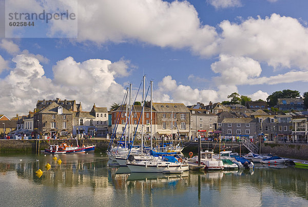 Kleine Boote und Yachten bei Flut in Padstow Hafen  Padstow  North Cornwall  England  Vereinigtes Königreich  Europa