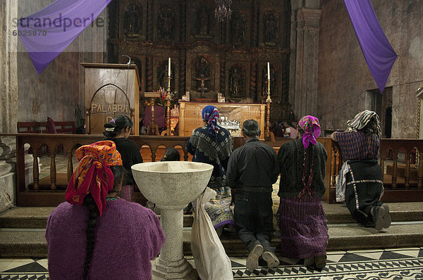 Die Gläubigen in der Kirche San Francisco  San Francisco El Alto  Guatemala  Zentralamerika