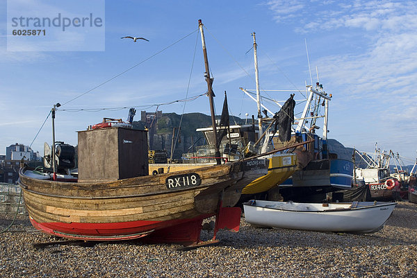 Fischerboote am Kiesstrand bei Hastings  Hastings  Sussex  England  Vereinigtes Königreich  Europa