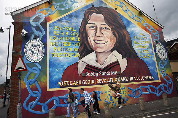 Eine politische Wandmalerei mit Bobby Sands wird auf der Falls Road  Belfast  Nordirland  Vereinigtes Königreich  Europa gesehen.