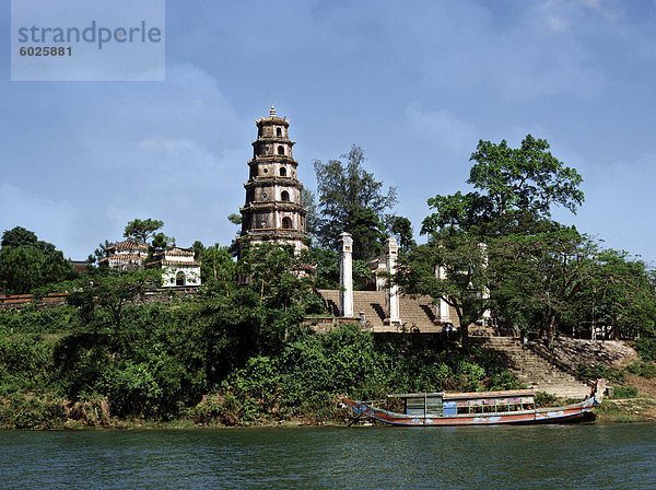 Thien Mu-Pagode  UNESCO-Weltkulturerbe  liegt am linken Ufer der den Parfüm-Fluss  Hue  Vietnam  Indochina  Südostasien  Asien