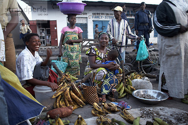 Frauen verkaufen Bananen auf dem Markt in Kisangani  Demokratische Republik Kongo  Afrika