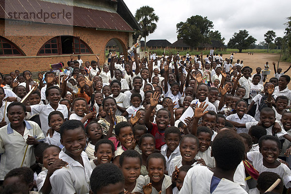 Schulkinder genießen Sie mit ihrer Aufnahme in Yangambi  Demokratische Republik Kongo  Afrika