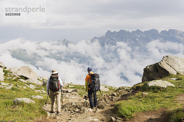 Wanderer über dem Tal von Chamonix  Rhone-Alpes  Frankreich  Europa