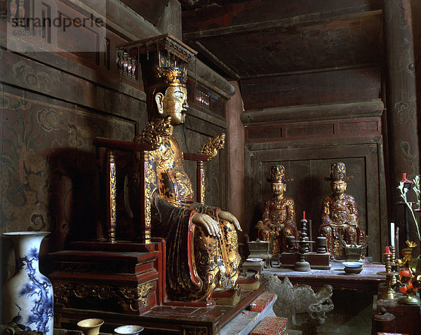 Vergoldete Statue des Kaisers in der Halle der Dinh Tempel  der ältesten dynastischen  umgebaut im Jahre 1600 Hoa Lu  Vietnam  Indochina  Südostasien  Asien