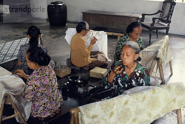 Frauen Vorbereitung Batik für Malerei in Solo  Java  Indonesien  Südostasien  Asien