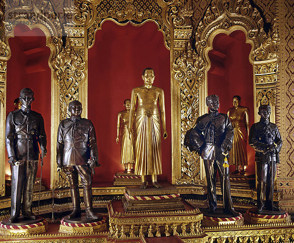 Königlicher Pantheon mit den Statuen der alten Könige der Chakri-Dynastie  Bangkok  Thailand  Südostasien  Asien