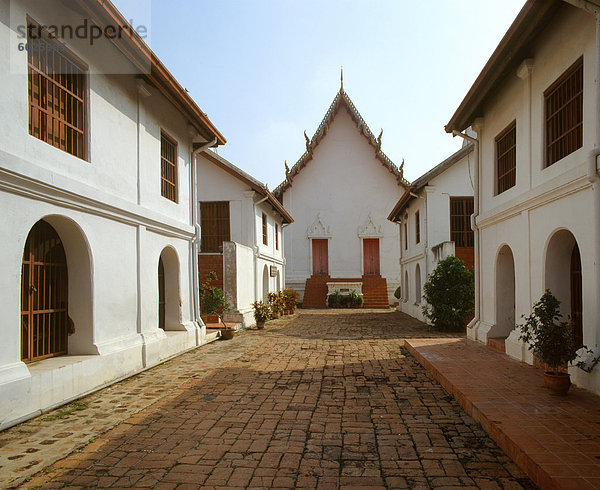 Königspalast  der Thronsaal im Zentrum stammt aus dem 17. Jahrhundert  die in den Vordergrund aus dem 19. Jahrhundert. Lopburi  Thailand  Südostasien  Asien & # 10