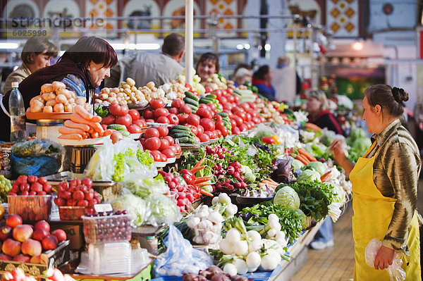 Obst und Gemüse steht  Bessarabsky Rynok Markt  Kiew  Ukraine  Europa