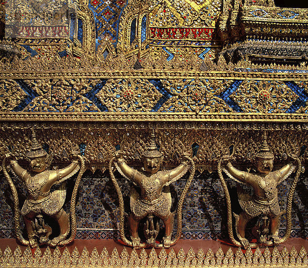 Garuda Dekorationen auf der Seite der Veranda von der Tempel des Smaragd-Buddha  Königlicher Palast  Bangkok  Thailand  Südostasien  Asien