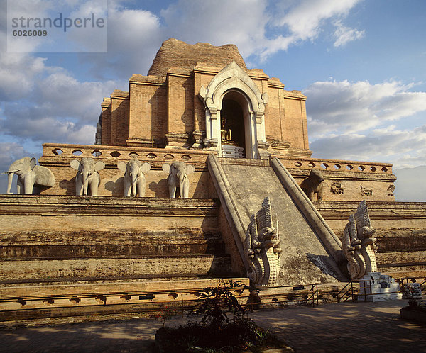 Der riesige Chedi des Wat Chedi Luang  zerstört durch Erdbeben  Chiang Mai  Thailand  Südostasien  Asien