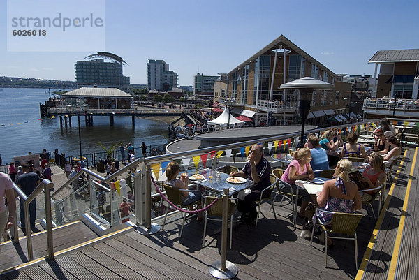 Café im freien bei Mermaid Quay  Cardiff Bay  Cardiff  Wales  Vereinigtes Königreich  Europa