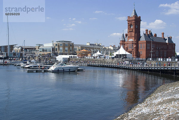 Blick auf die Promenade entlang Mermaid Quay mit dem Pierhead Gebäude im Vordergrund  Cardiff Bay  Cardiff  Wales  Vereinigtes Königreich  Europa